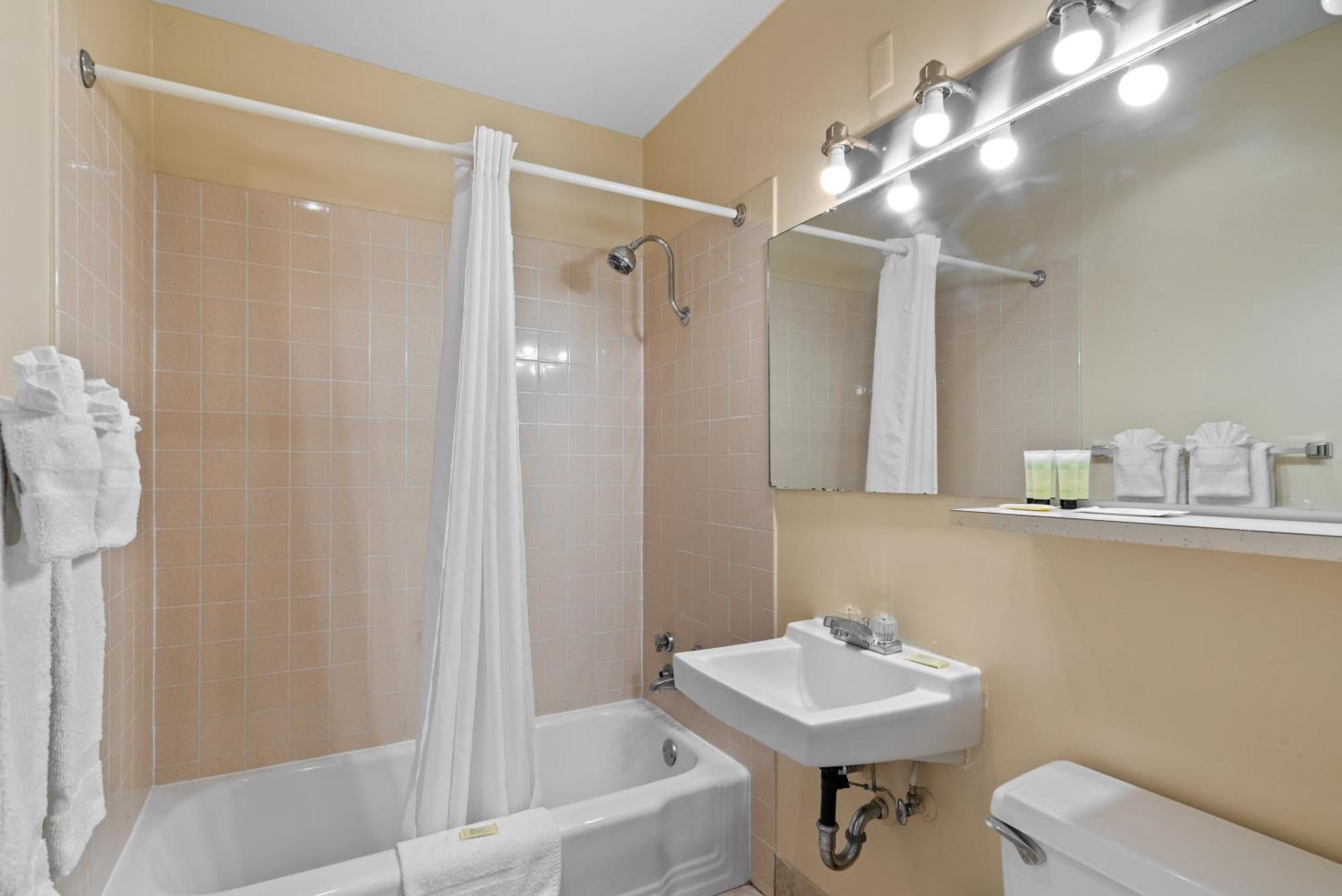 Holiday Lodge Wenatchee Bagian luar foto